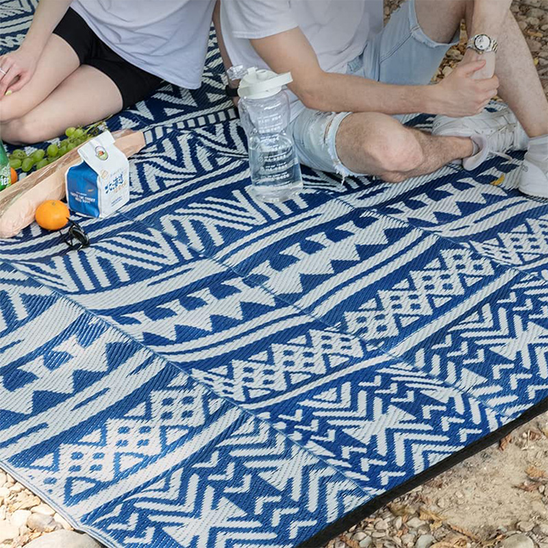 Leichte Picknickdecke aus recyceltem PP-Stroh